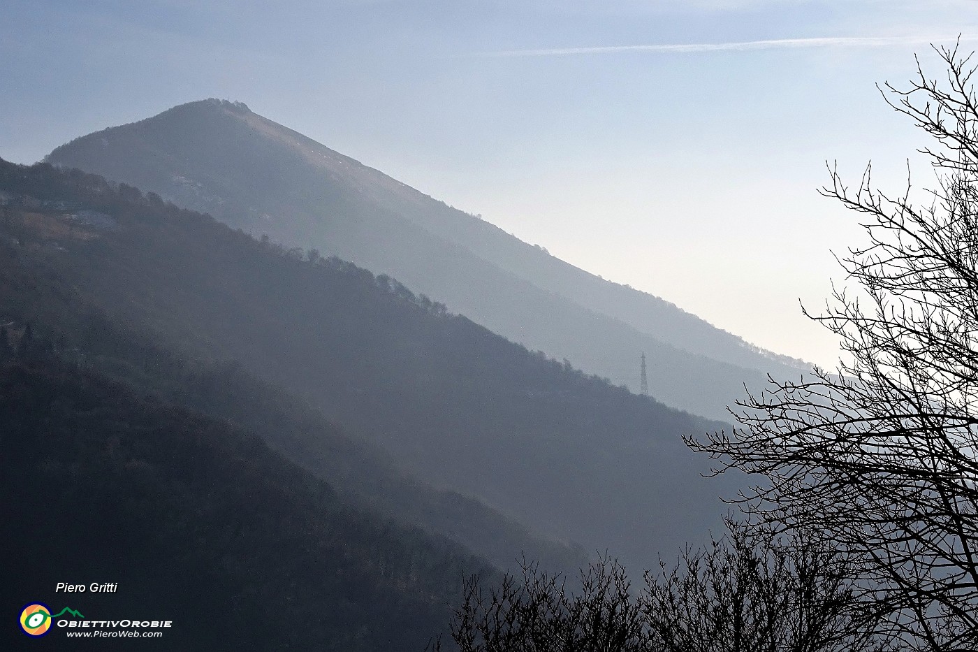 23 Al Passo Pertulena con vista in Monte Tesoro.JPG